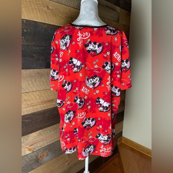 Disney Micky Mouse Minnie Mouse Red Heart Valentines Scrub Top Size 2X - Picture 2 of 6